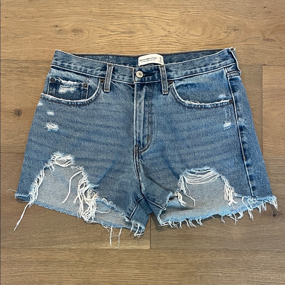 ABERCROMBIE & FITCH MID RISE BOYFRIEND SHORT. SIZE 4. WOMENS.